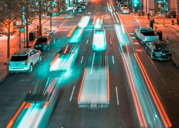 Movimentação de carros à noite